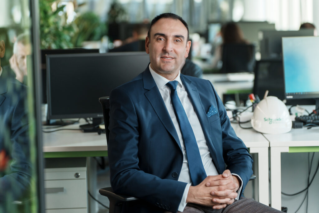 Miloš Vuksanović, Schneider Electric